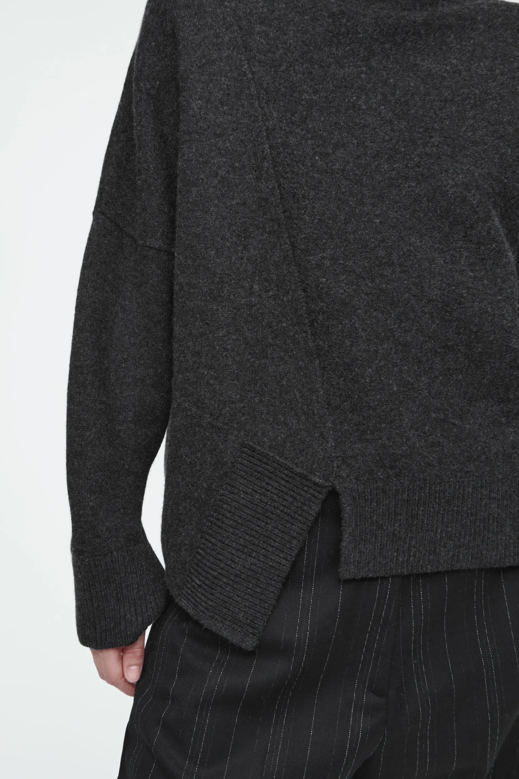 Damen COS Strickmode*ASYMMETRISCHER PULLOVER AUS MERINOWOLLE
