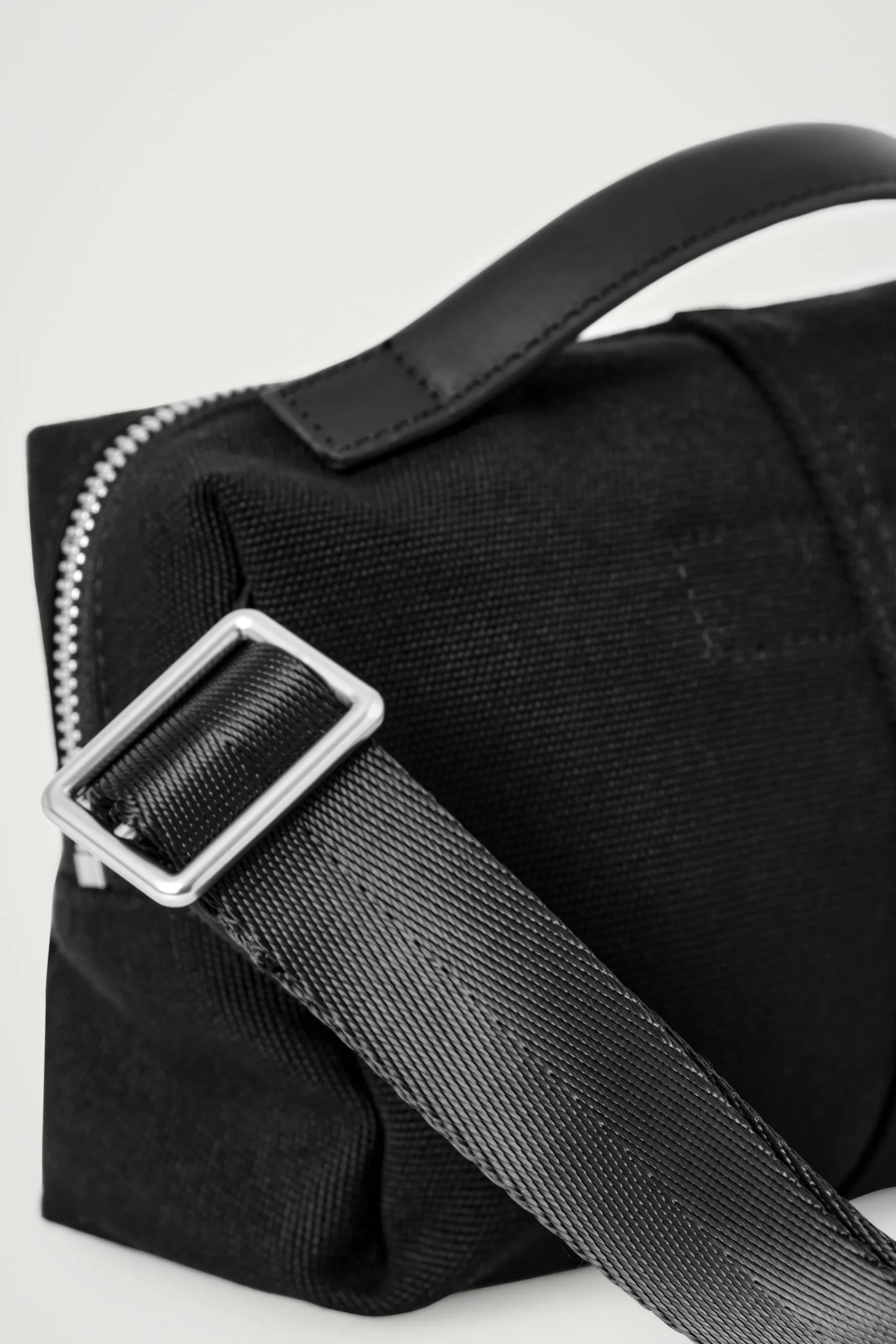 Herren COS Taschen & Portemonnaies*BAUCHIGE UMHÄNGETASCHE AUS CANVAS