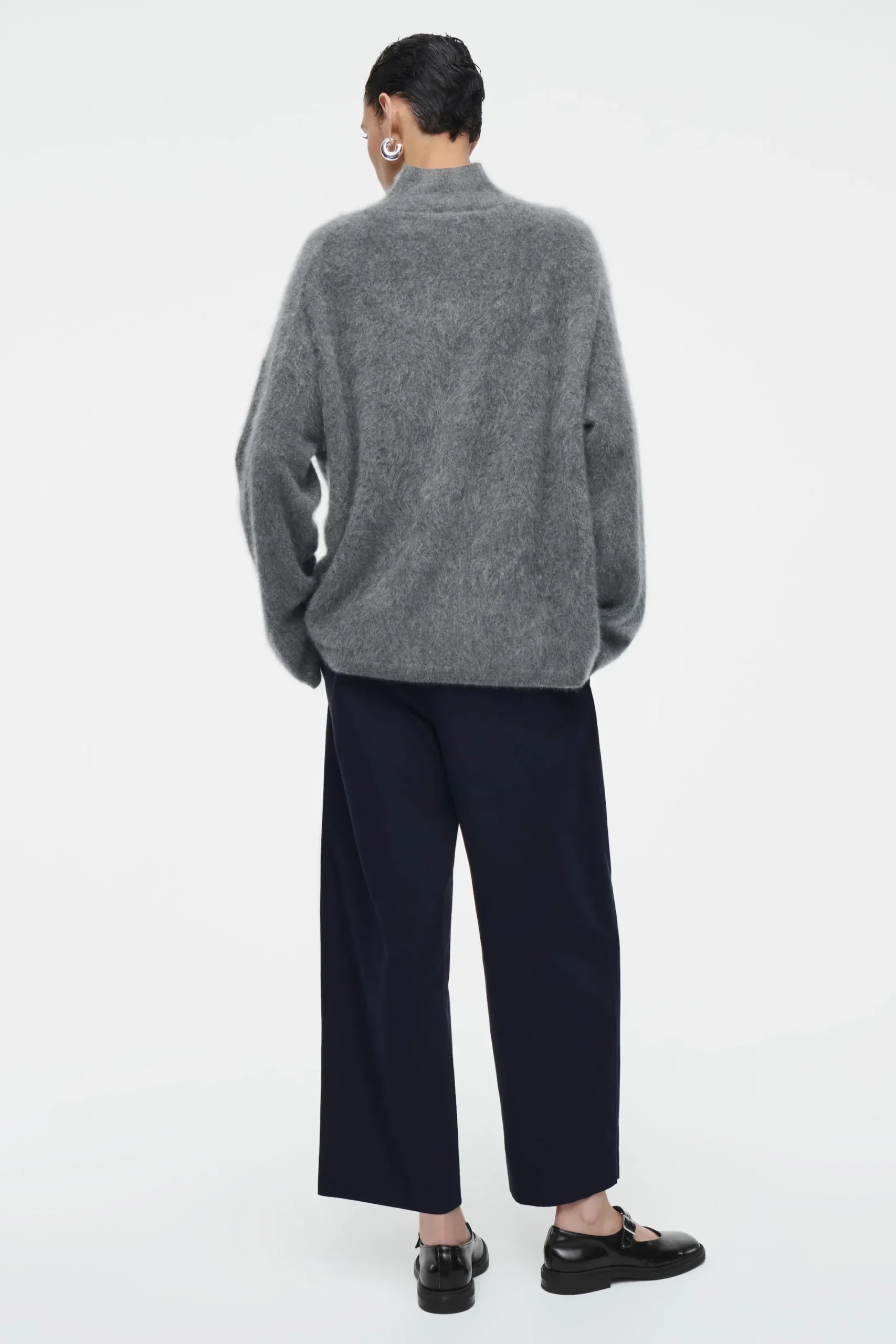 Damen COS Hosen*CHINOHOSE MIT FALTEN UND BARREL-BEIN