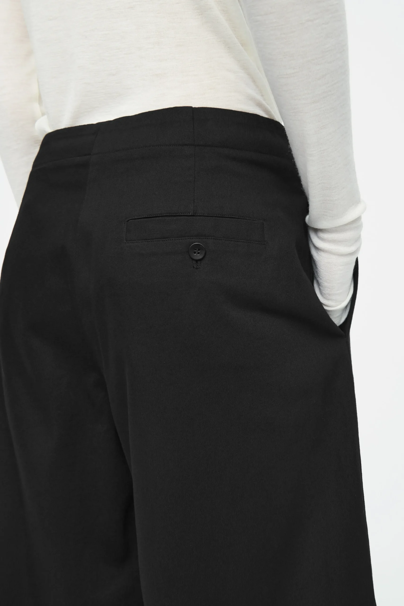 Damen COS Hosen*CHINOHOSE MIT FALTEN UND BARREL-BEIN