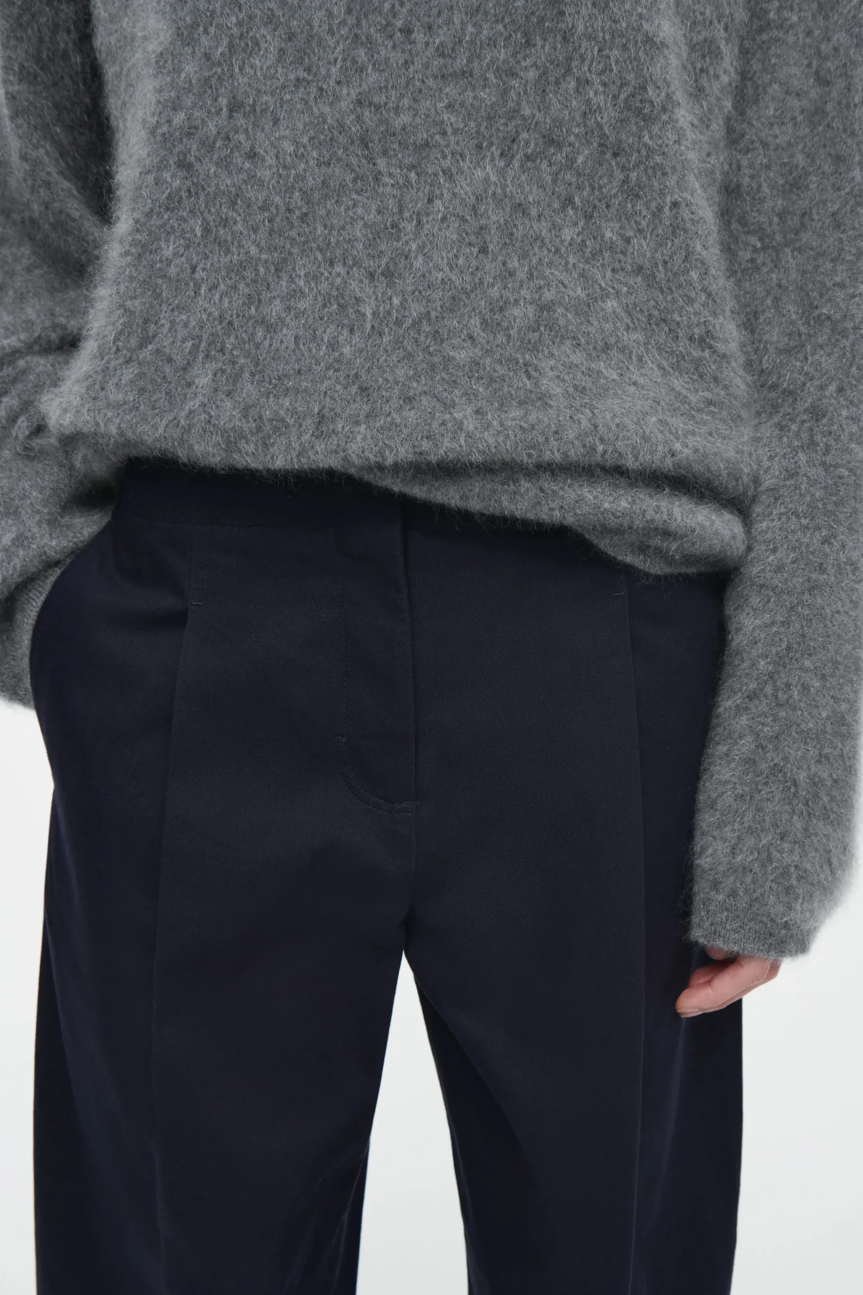 Damen COS Hosen*CHINOHOSE MIT FALTEN UND BARREL-BEIN