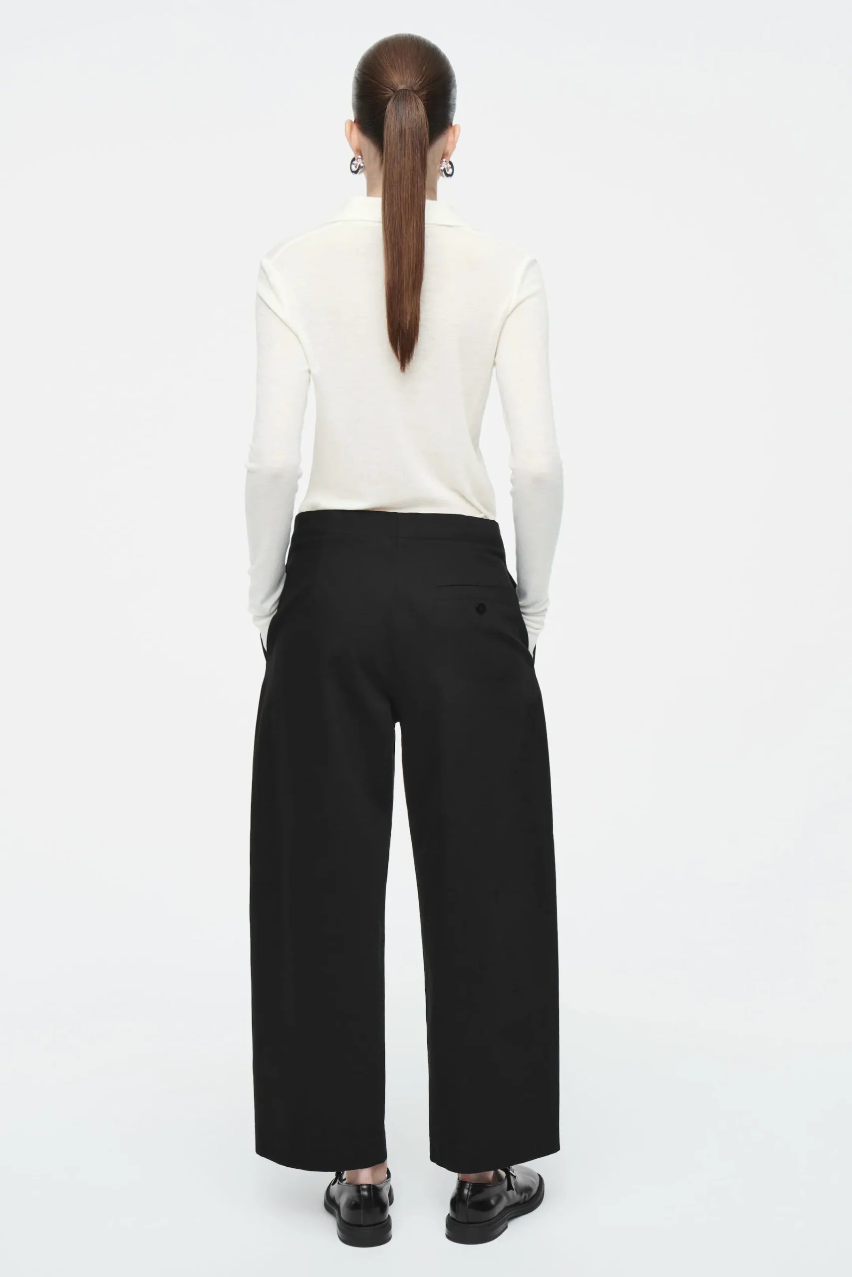 Damen COS Hosen*CHINOHOSE MIT FALTEN UND BARREL-BEIN