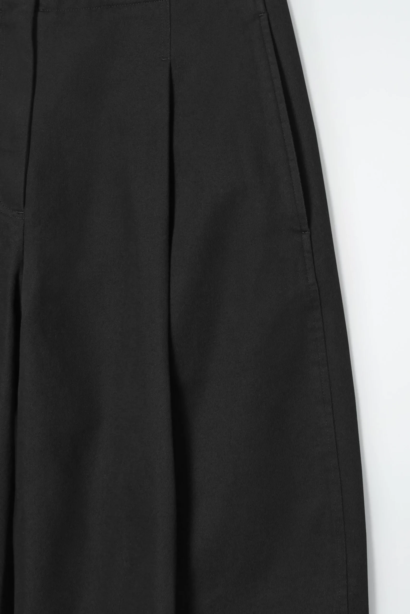Damen COS Hosen*CHINOHOSE MIT FALTEN UND BARREL-BEIN