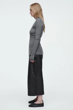 Damen COS Oberteile | Strickmode*DAS GERIPPTE OBERTEIL AUS MERINOWOLLE