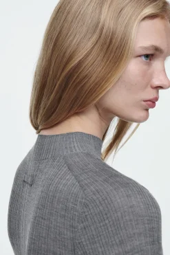 Damen COS Oberteile | Strickmode*DAS GERIPPTE OBERTEIL AUS MERINOWOLLE