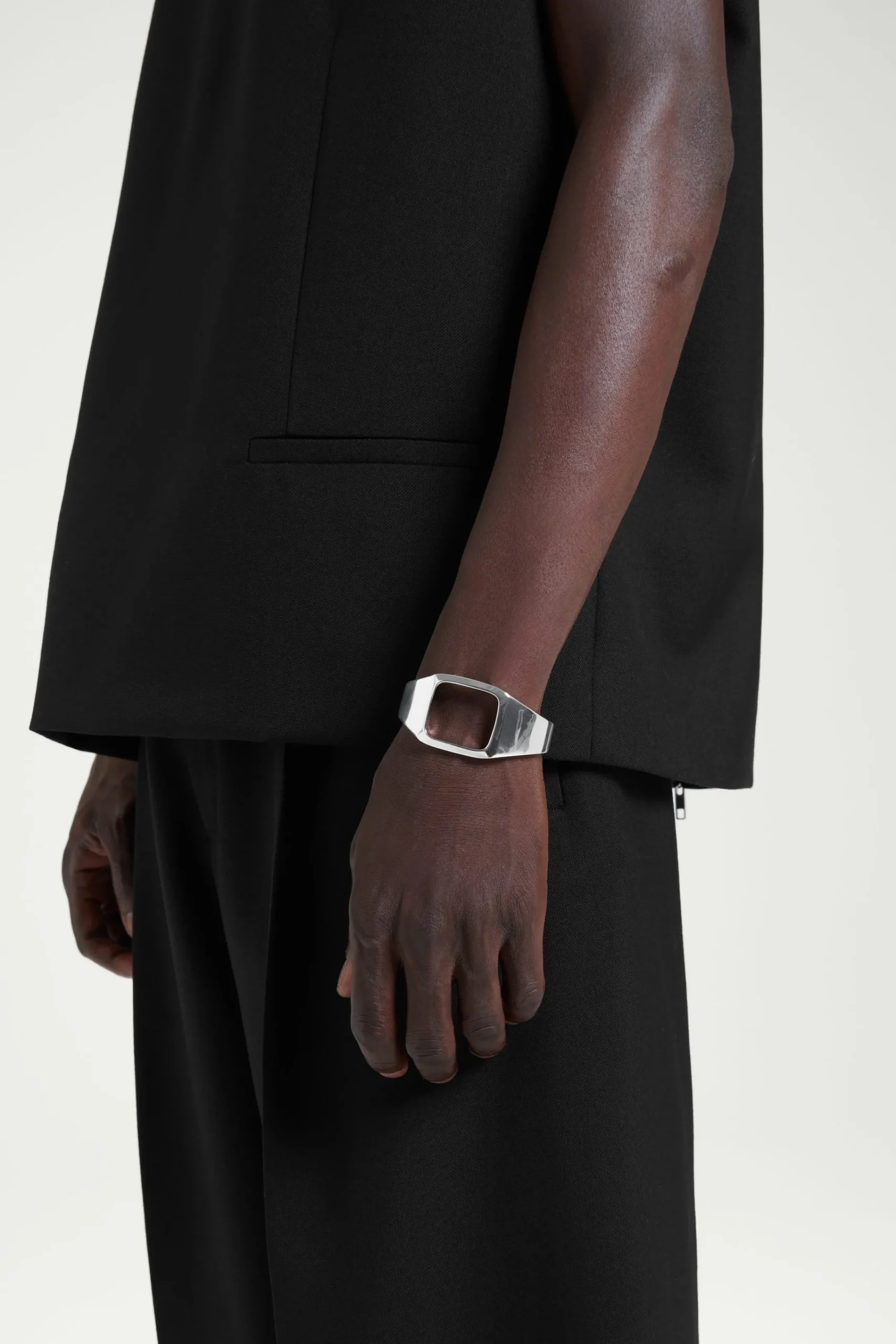 Damen COS Schmuck | Schmuck*DER SKULPTURALE ARMREIF