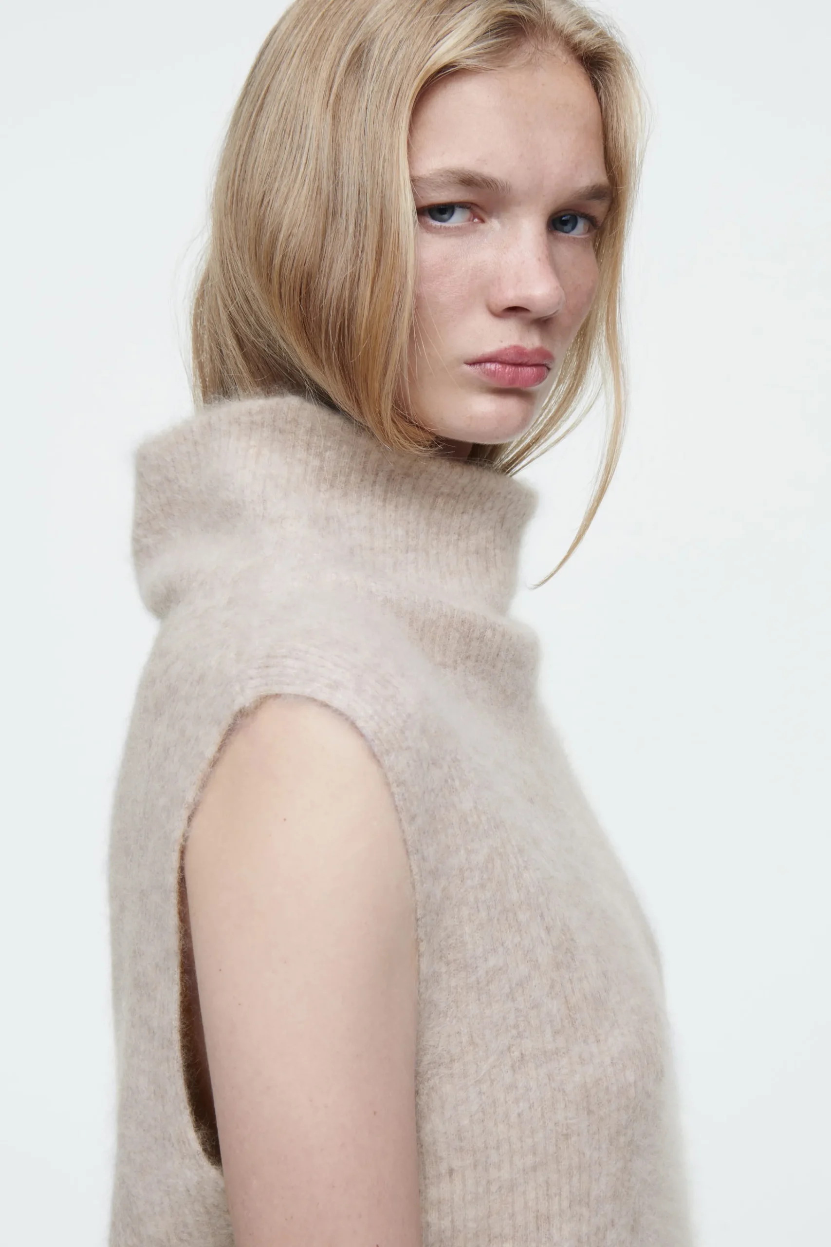 Damen COS Kaschmir | Strickmode*DER STEHKRAGEN-PULLUNDER AUS GEBÜRSTETEM KASCHMIR