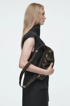 Damen COS Taschen*DIE DRAPIERTE UMHÄNGETASCHE – LEDER