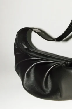 Damen COS Taschen*DIE DRAPIERTE UMHÄNGETASCHE – LEDER