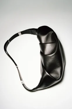 Damen COS Taschen*DIE DRAPIERTE UMHÄNGETASCHE – LEDER