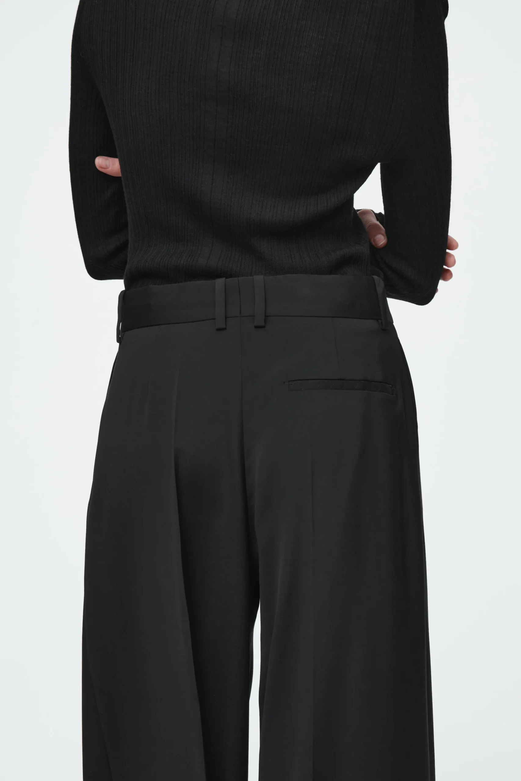 Damen COS Hosen*DIE FLIESSENDE HOSE MIT BARREL-BEIN