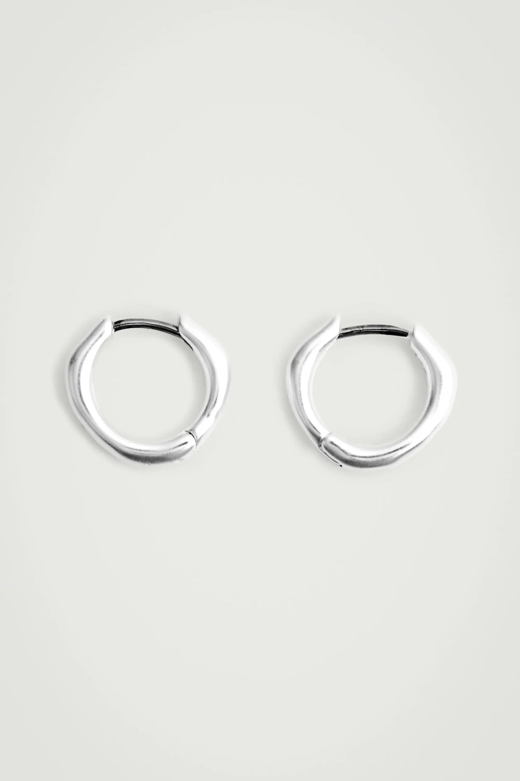 Herren COS Schmuck*GEHÄMMERTE HUGGIE CREOLEN