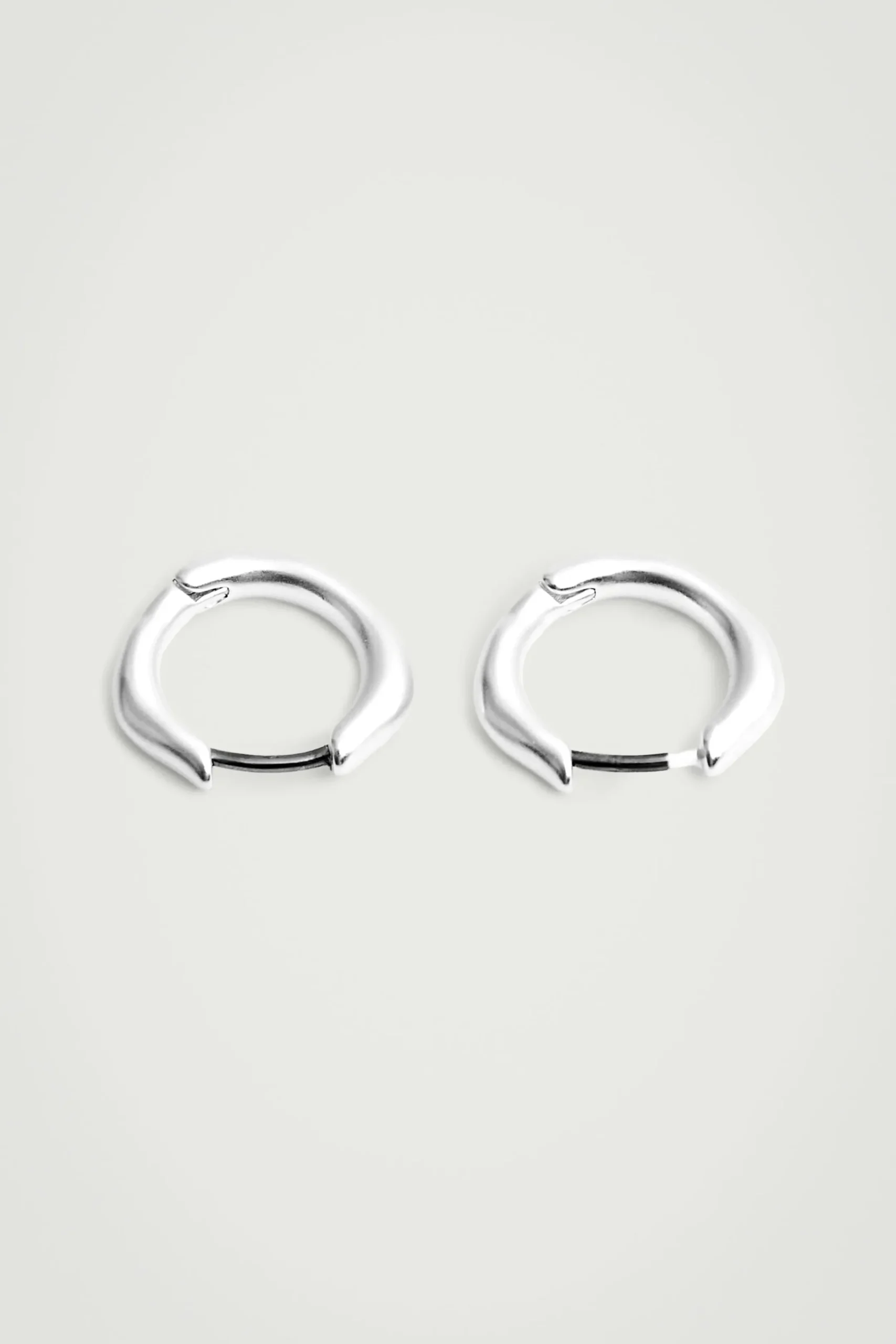 Herren COS Schmuck*GEHÄMMERTE HUGGIE CREOLEN