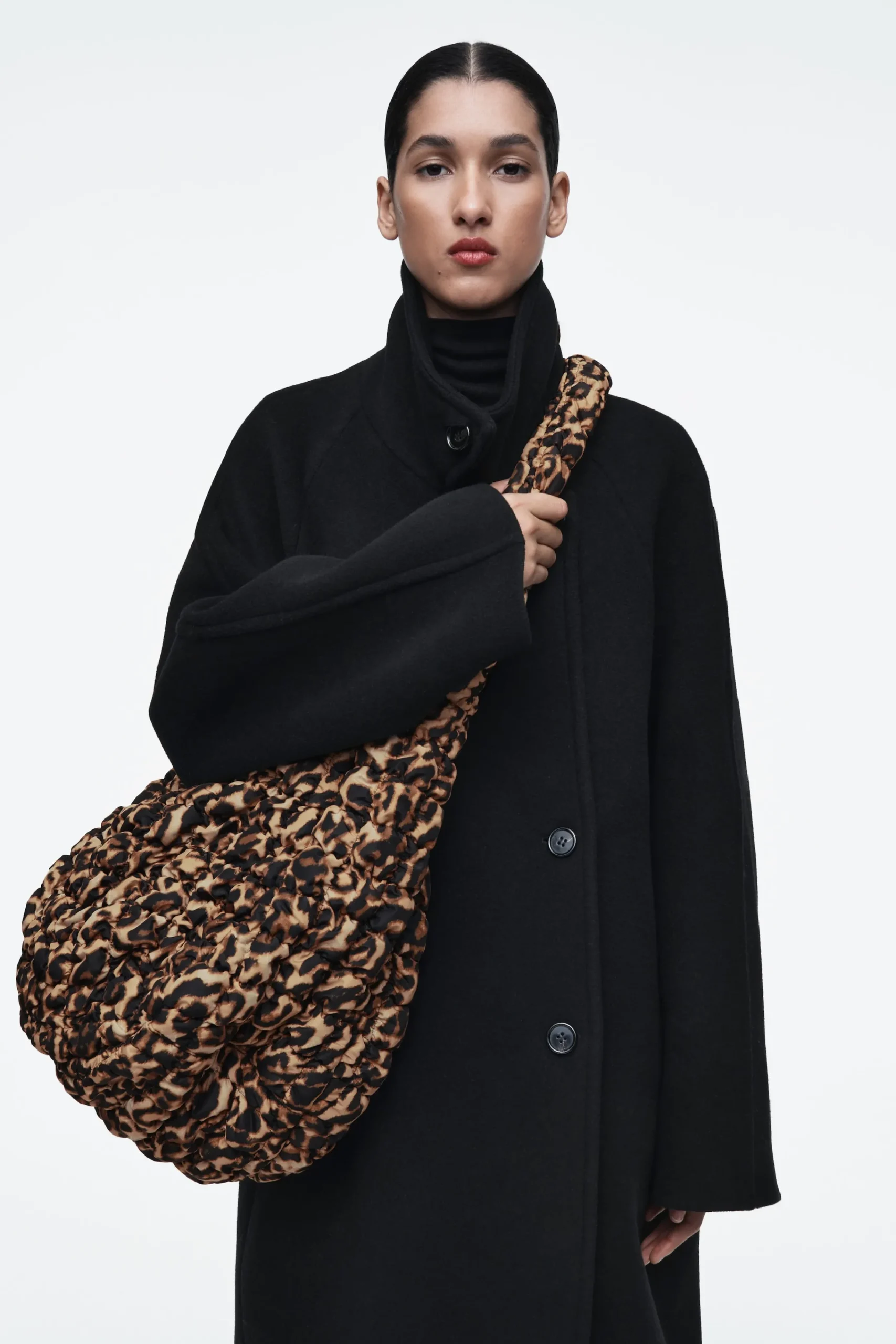 Damen COS Taschen*GROSSE GESTEPPTE UMHÄNGETASCHE