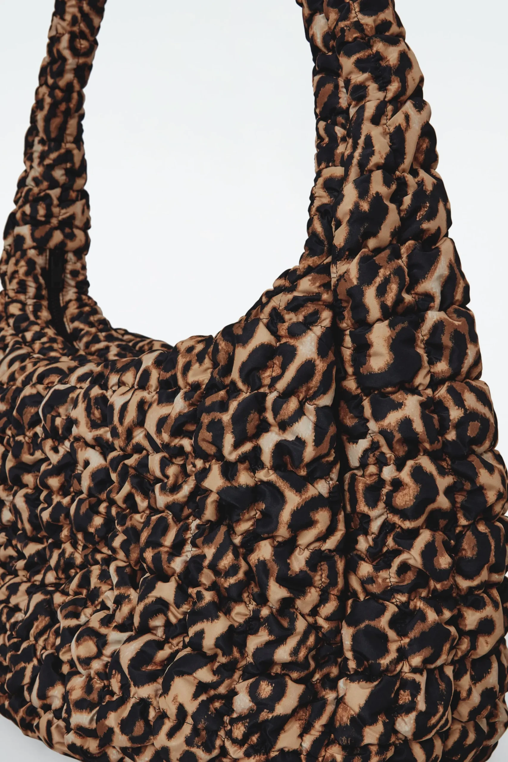 Damen COS Taschen*GROSSE GESTEPPTE UMHÄNGETASCHE