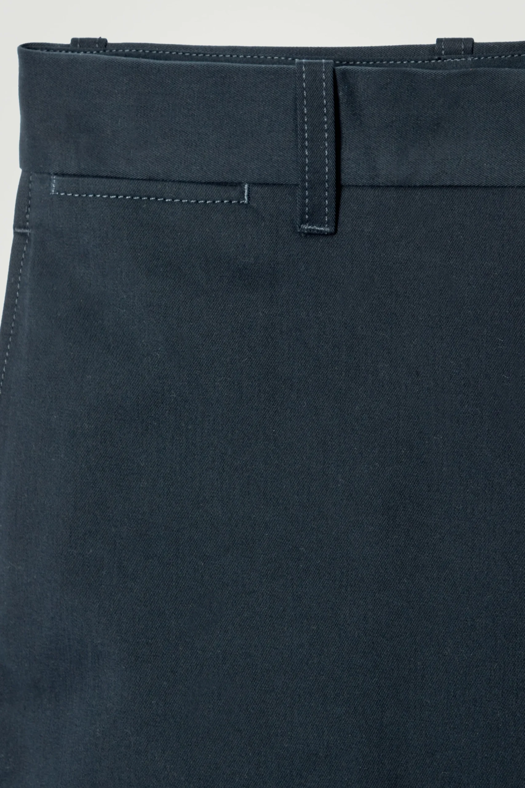 Herren COS Hosen*LOCKERE CHINOHOSE MIT GERADEM BEIN