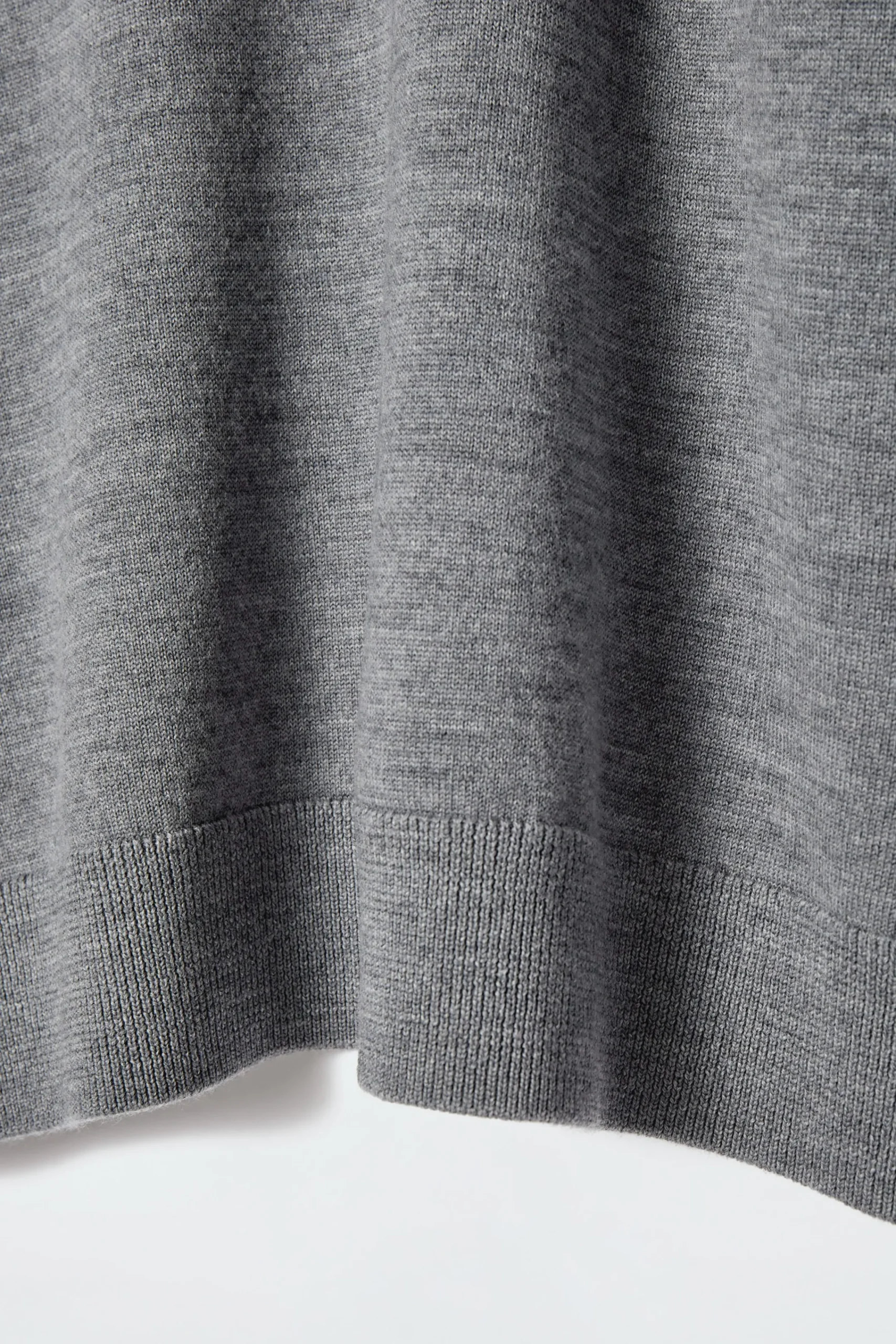 Damen COS Strickmode*PULLOVER AUS MERINOWOLLE MIT RUNDHALSAUSSCHNITT