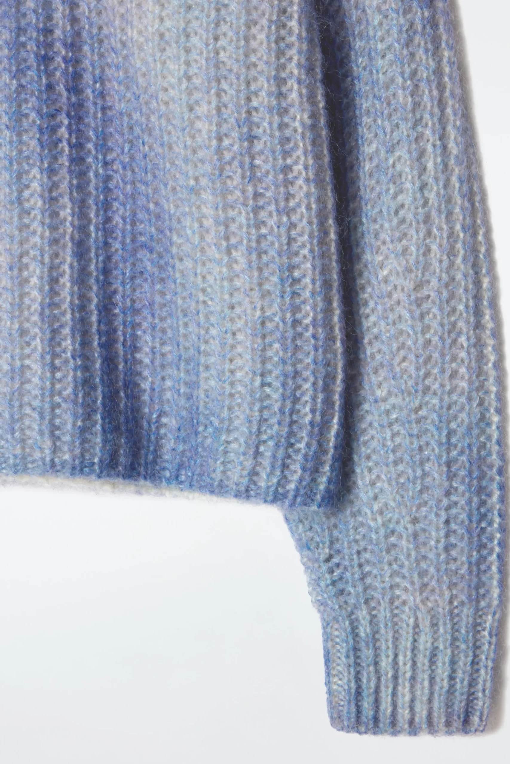 Damen COS Strickmode*PULLOVER AUS MOHAIR MIT SPRAYFARBEN-DESIGN