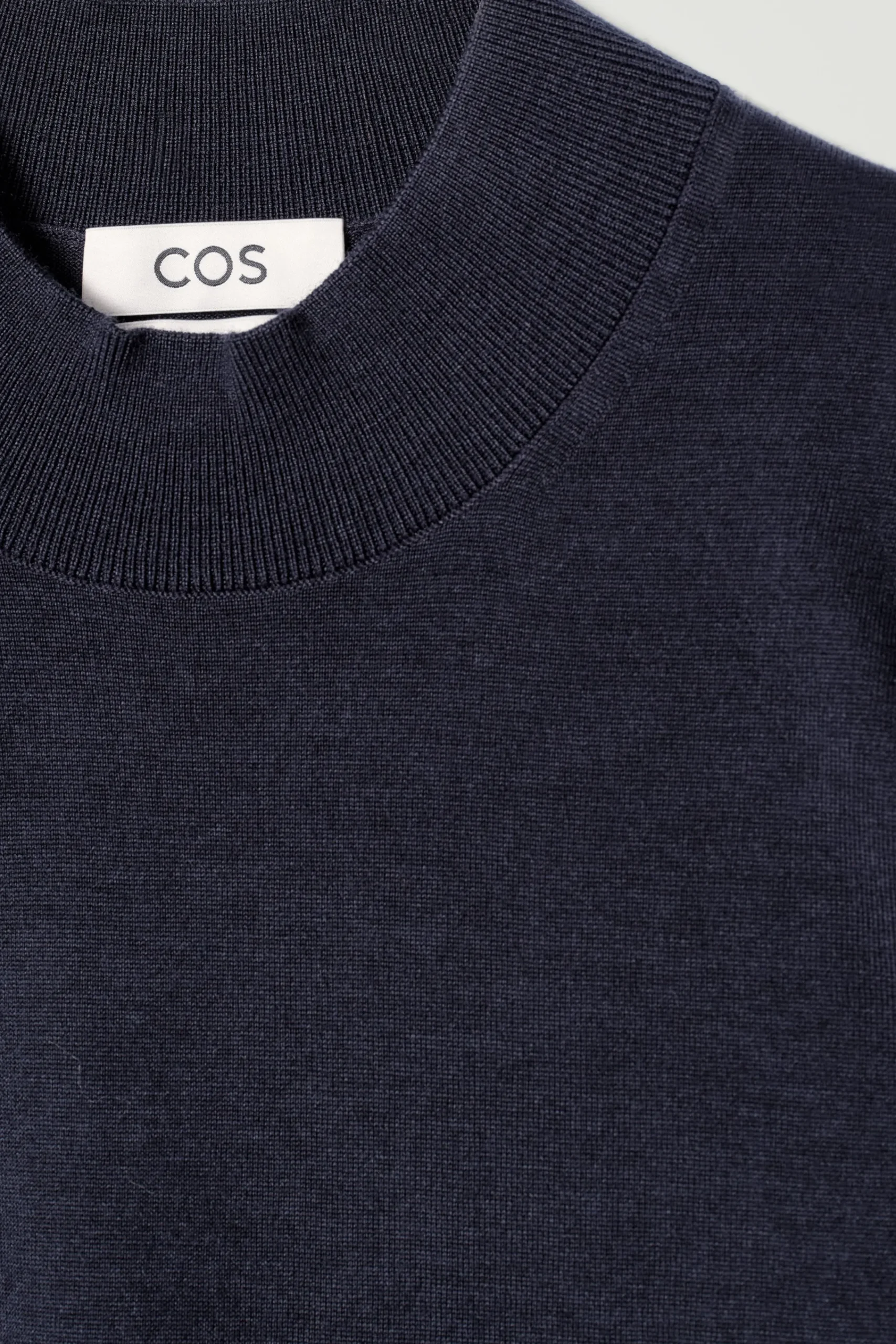 Herren COS Pullover | Strickmode*SCHMALER PULLOVER AUS MERINOWOLLE MIT STEHKRAGEN