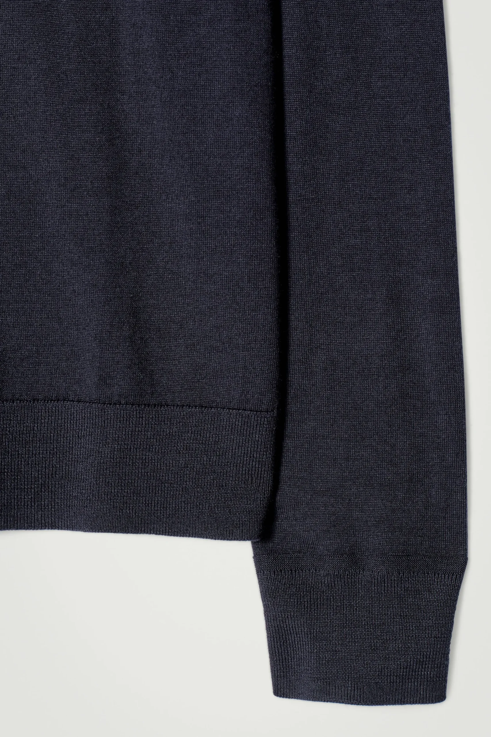 Herren COS Pullover | Strickmode*SCHMALER PULLOVER AUS MERINOWOLLE MIT STEHKRAGEN