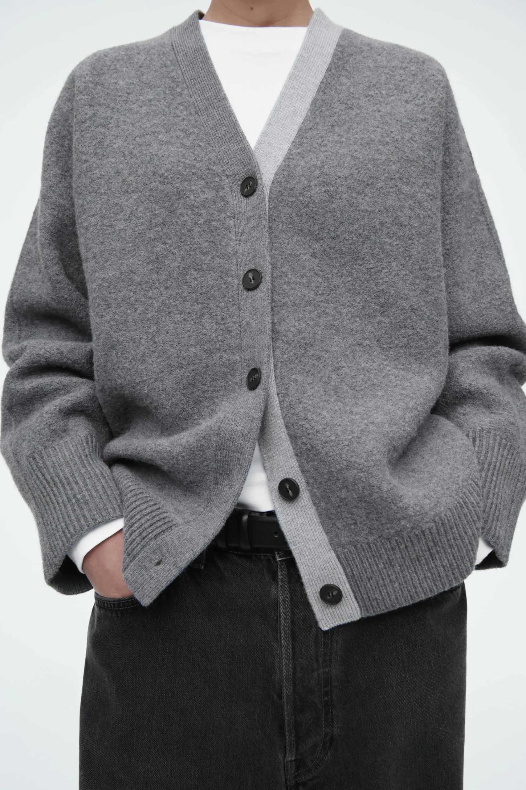 Damen COS Strickmode*STRICKJACKE MIT V-AUSSCHNITT IN COLOUR-BLOCK-OPTIK