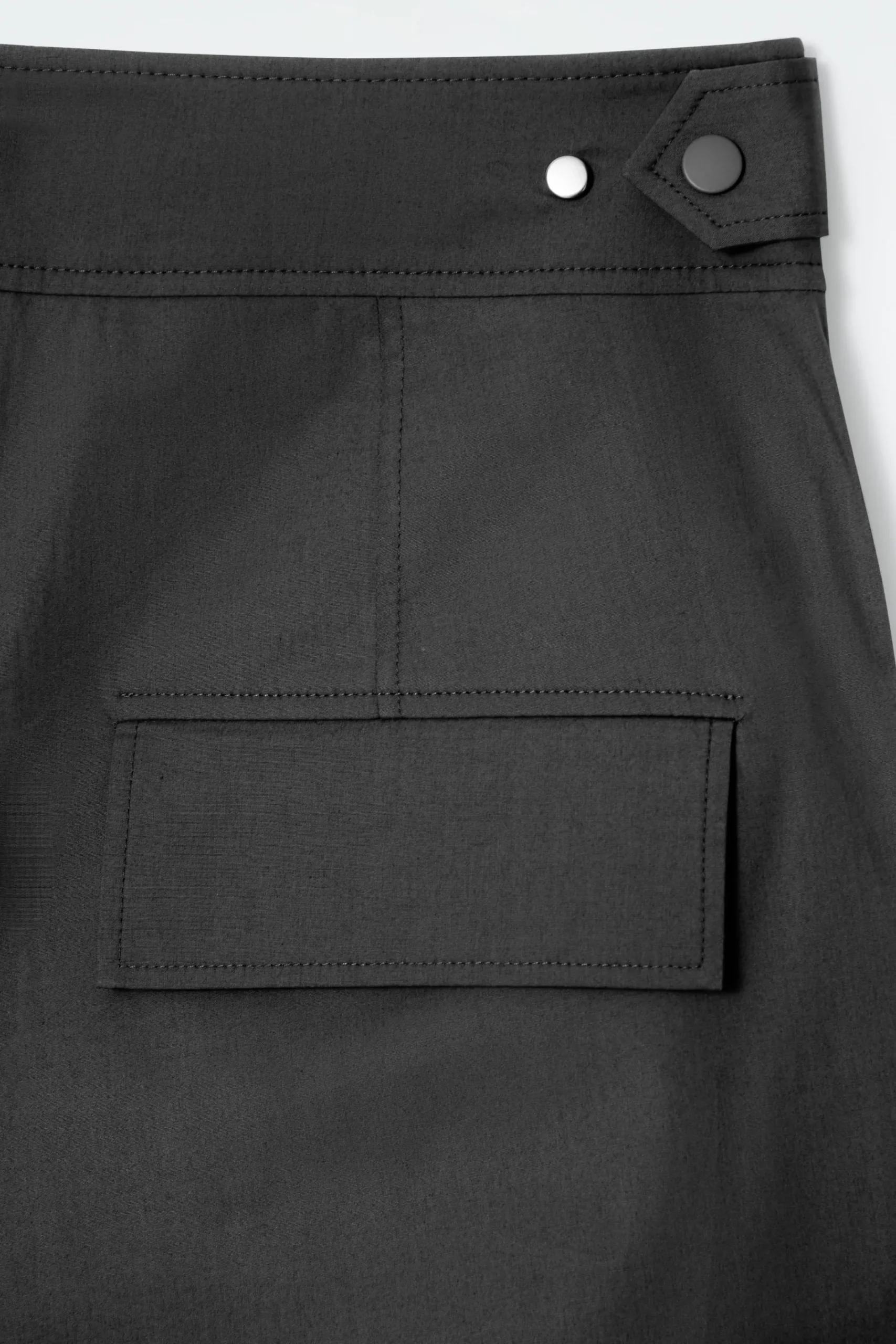 Damen COS Hosen*UTILITY-HOSE MIT BARREL-BEIN