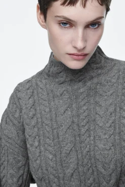 Damen COS Strickmode*WOLLPULLOVER MIT ZOPFSTRICKMUSTER UND STEHKRAGEN
